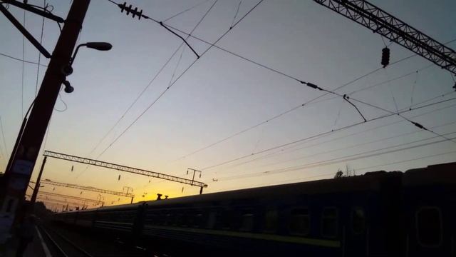 Электричка заземляет электромагнитное излучение. Опасно только на пустом перроне смотреть онлайн