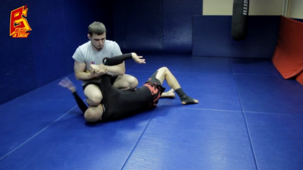 Три болевых на руку из бокового удержания Three armlocks from side control смотреть онлайн