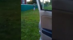 Малыш писает на улице!