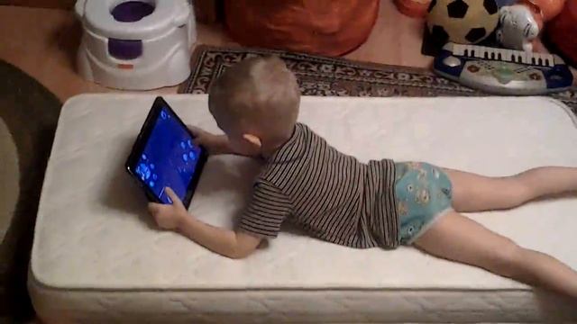 2-летний мальчик играет в gangster vegas 4 смотреть онлайн