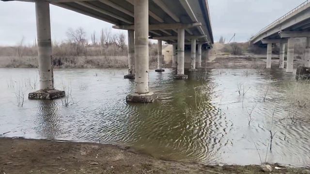 В Херсонской области открыли шлюзы, и пустили днепровскую воду наполнять северо Крымский канал смотреть онлайн