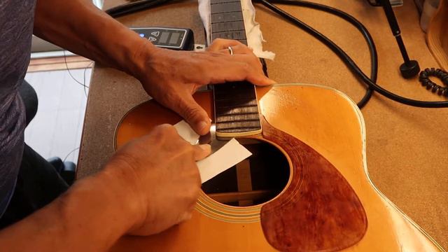 Separating fingerboard from body for neck resetting on YAMAHA FG-350 смотреть онлайн
