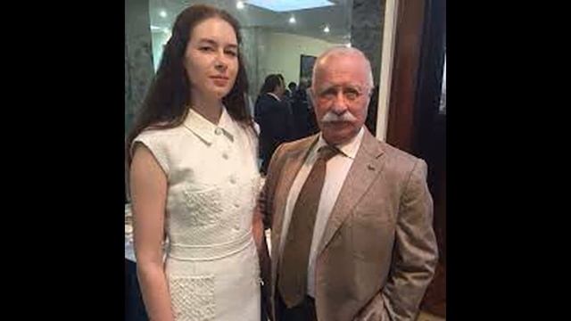 ВHУЧКА С HИЩЕНCКОЙ ЗП,СЫH HОЧУЕТ В OTЕЛЯХ:КАК ЖИВУТ ДЕТИ ЯКУБОВИЧА? смотреть онлайн