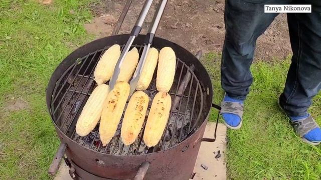 Как пожарить КУКУРУЗУ на гриле. Кукуруза с дымком очень аппетитно!!! смотреть онлайн