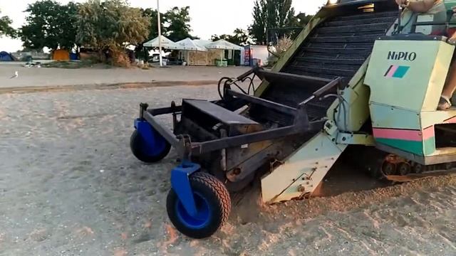 Пляжеуборочная машина Одесса чистит пляж Дом Павловых. смотреть онлайн