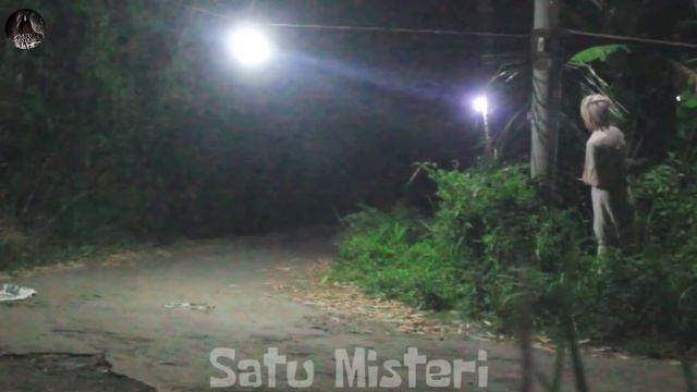 Pocong Vs Orang Gila ? || Prank Pocong Lucu Bikin Ngakak || Ghost vs Madman смотреть онлайн