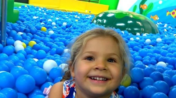 Roma and Diana plays at Indoor Playground Family Fun Play Area for Kids fun Play time