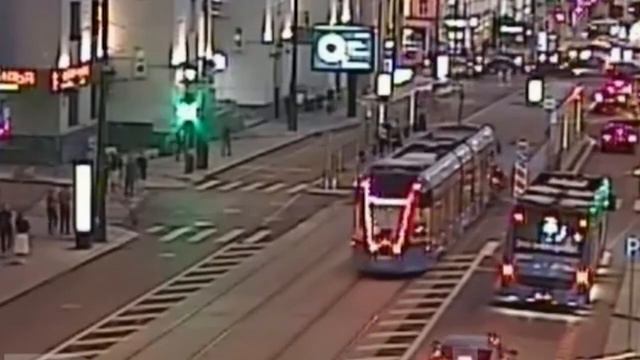 Bentley врезалась в трамвай в центре Москвы смотреть онлайн