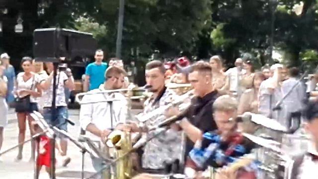 Black Biceps spielen FSB (Fainas Stores bičas) auf dem Vincas Kudirka Platz in Vilnius смотреть онлайн