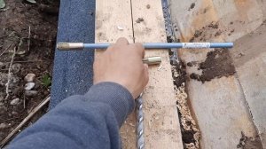 Креплю обвязку из бруса к фундаменту.