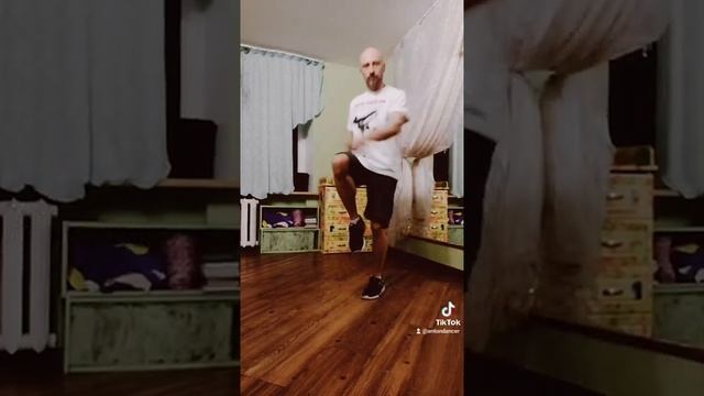САМЫЙ ЛЁГКИЙ ТАНЕЦ НОГАМИ ДЛЯ НОВИЧКОВ. ВИДЕО УРОКИ ТАНЦЕВ ОНЛАЙН ИЗ ТИК ТОК. смотреть онлайн