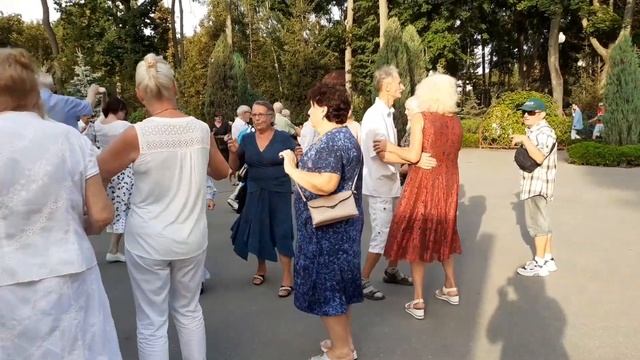 КИЇВСКЕ ВЕСІЛЛЯ!??/ВЕСЁЛЫЕ ТАНЦЫ В ПАРКЕ ГОРЬКОГО ХАРЬКОВ АВГУСТ 2021 смотреть онлайн