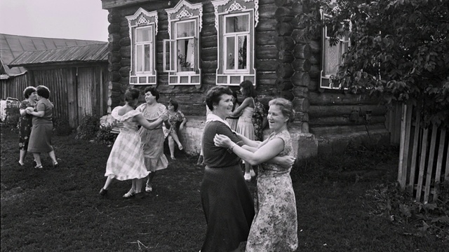 Над окошком месяц