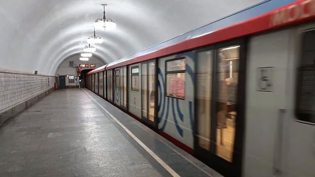 Поезд Москва 2020, на станции метро Таганская. смотреть онлайн