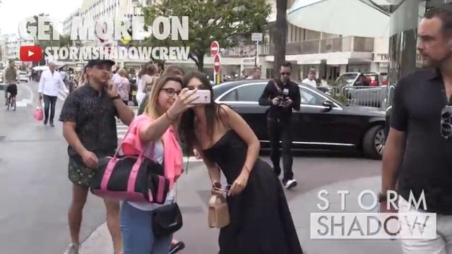 Emily Ratajkowski walks on the Croisette in Cannes смотреть онлайн