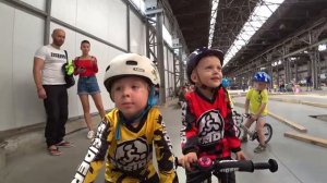 Приключения Ярославчика. Как научить ребенка кататься на беговеле . Беговел. Трюки на беговеле