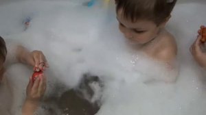 Влад Петя и Павлик купаются в ванной в пене