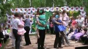 Танец с родителями на выпускном в детском саду