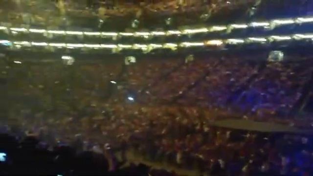 Justin Bieber fans react with booing to 2 hour delay at O2 Arena смотреть онлайн