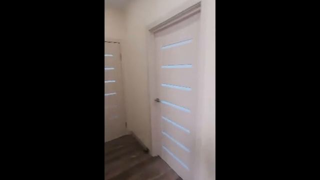 Красивые межкомнатные двери экошпон в наличии/Входная дверь в один стиль. Цвет Сандал белый смотреть онлайн