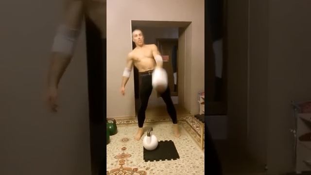 Доношение 80 кг( две гири 40кг+40кг) lifting two kettlebells 40kg+40kg смотреть онлайн