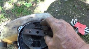 Меняем передний сальник бензокосы, мотокосы, демонтируем маховик.