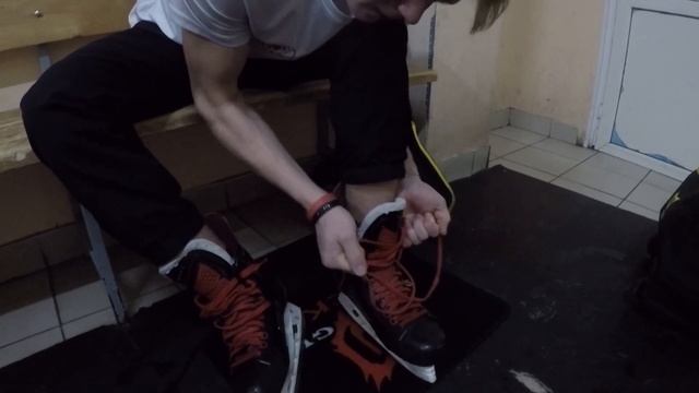 Как завязать коньки? Как надеть форму? Как сложить форму?|Hockey uniform and skates смотреть онлайн