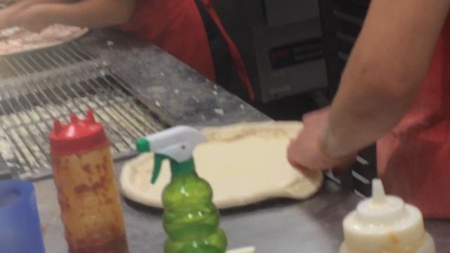 Así es como se hacen las pizzas(Dominos pizza) смотреть онлайн