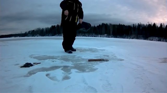 ЗИМНЯЯ ПОДЛЁДНАЯ РЫБАЛКА НА РОТАНА! смотреть онлайн