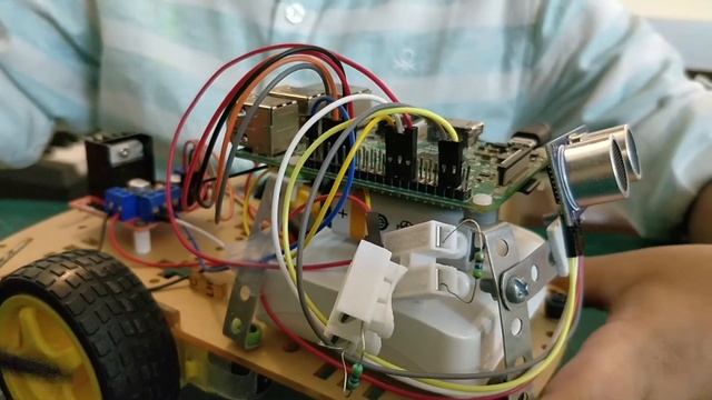 Raspberry Pi Obstacle Avoiding Robot | DIY Robot using Python смотреть онлайн