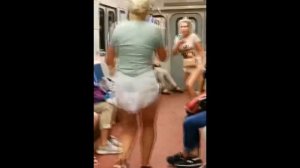 Две тиктокершы в подгузниках