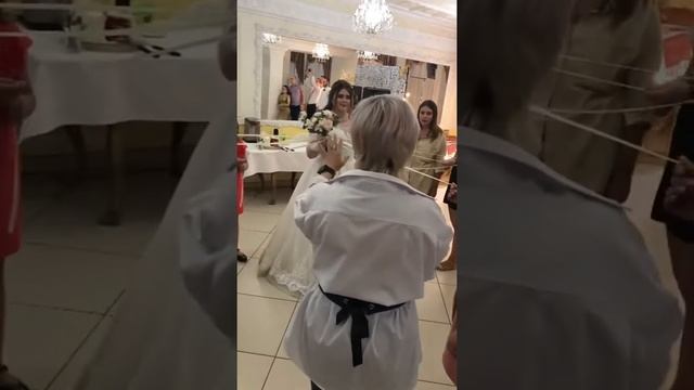 Свадьба. Букет невесты ? ? Кому достанется ?! смотреть онлайн