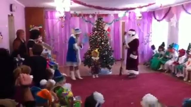 Дед мороз, ты подарки нам принес? смотреть онлайн