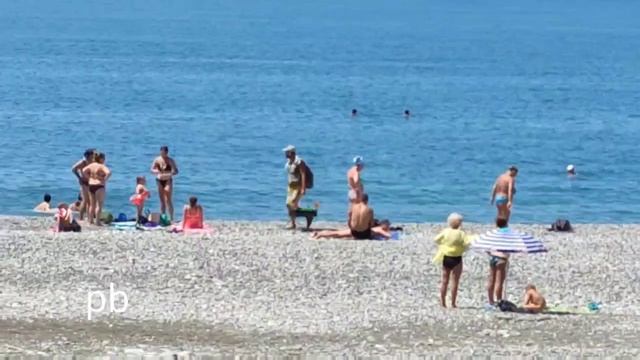 Кукуруза ?, барабулька, осьминог ?. Пляж Пицунда июль 2021г. Торговцы на пляже. смотреть онлайн