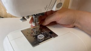 Как установить лапку для стежки на бытовую швейную машинку