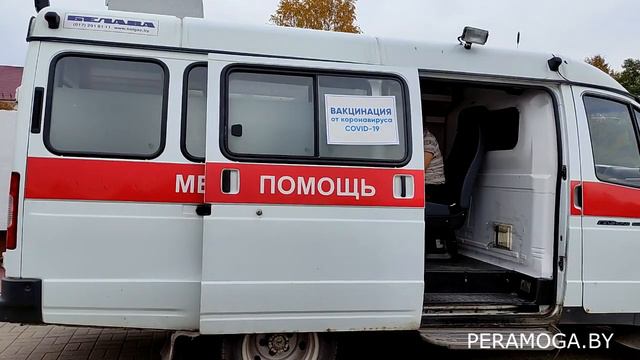 На региональной ярмарке в Вилейке волонтеры БРСМ помогают пожилым людям с доставкой сельхозпродукци