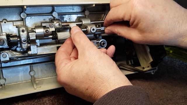 Replacing Singer sewing machine gears (507) смотреть онлайн