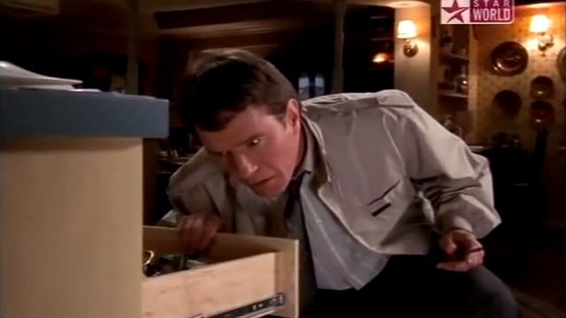 Hal replacing a light bulb - Malcolm in the Middle, S03E06 смотреть онлайн
