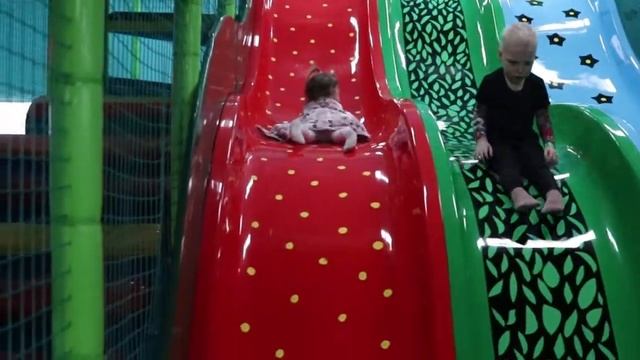 Приключение малышки в детской игровой комнате ХЛОП-ТОП смотреть онлайн