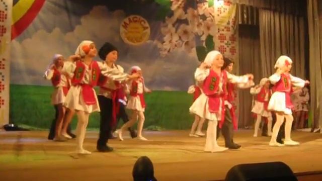 DANSUL ,,MI-A ADUS BADITA FLORI '' MARTISOR 2014,GRUPA MICA смотреть онлайн