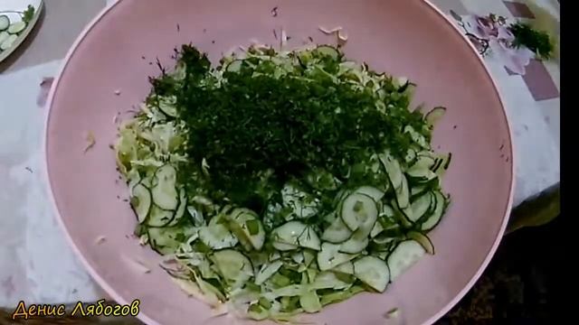 Салат из молодой Капусты с огурцом и зеленью + Обалденная заправка. Легко! Вкусно! Бюджетно! смотреть онлайн