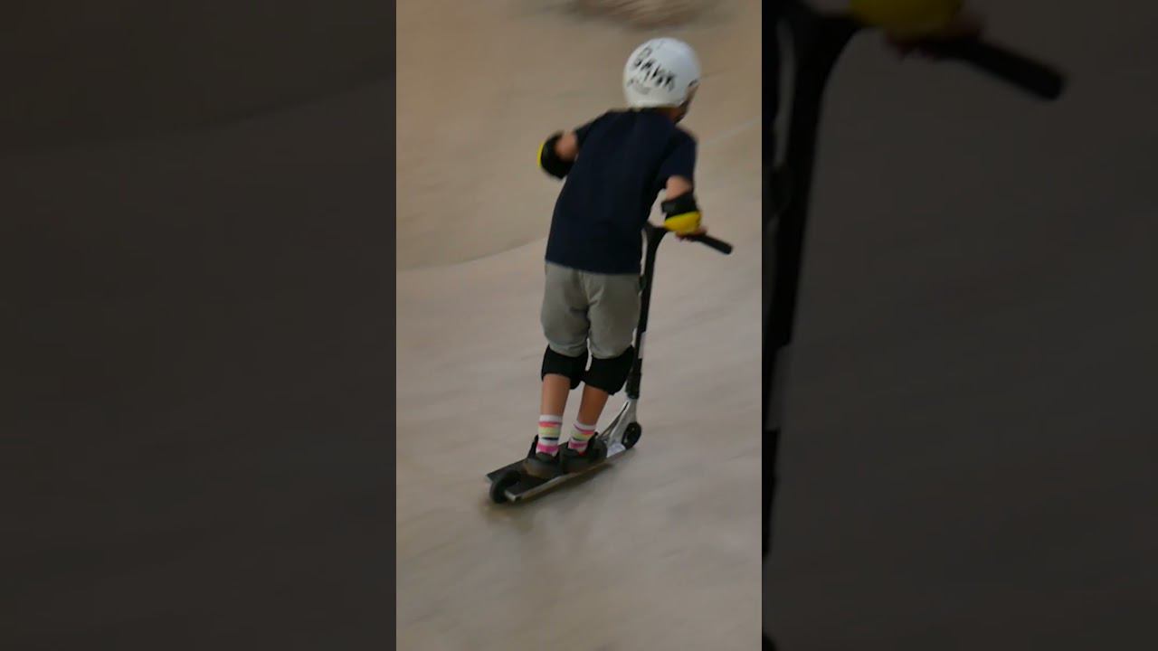 Простой и ♂️стильный трюк на самокате в скейт парке BunnyHop смотреть онлайн