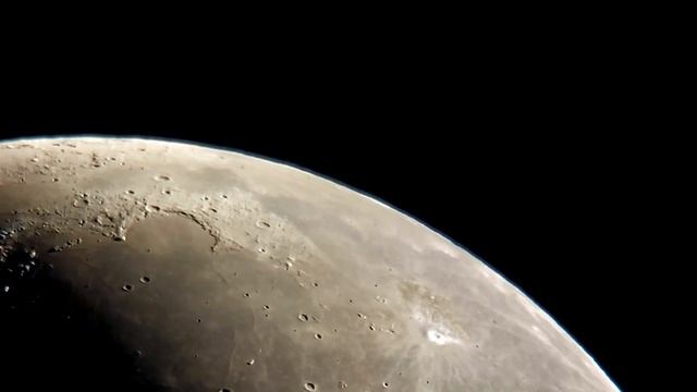 Луна, видимая часть 32% 10.08.2023г. смотреть онлайн