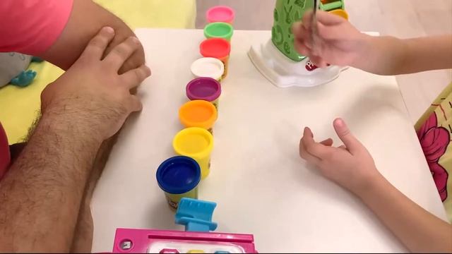 Ledy bee и папа готовят цветную лапшу. Леди би играет с папой смотреть онлайн