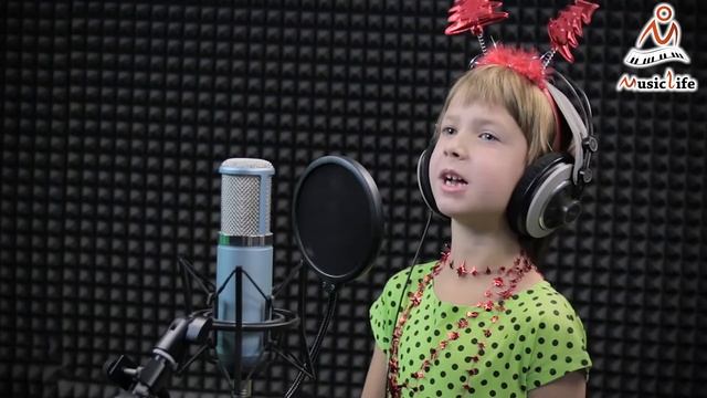 "Маленькой елочке не холодно зимой" (Варя Скрипкина) смотреть онлайн