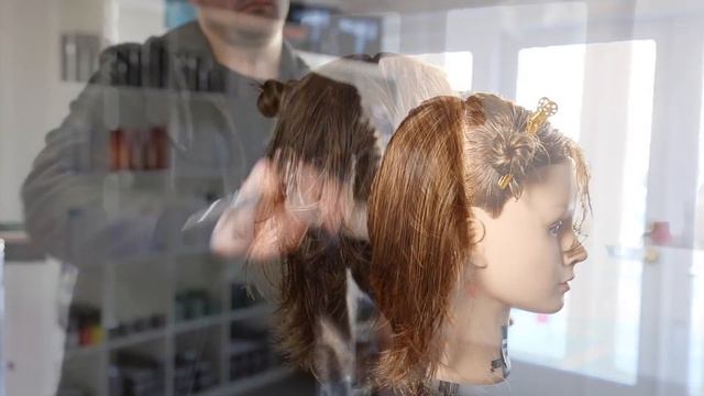 MEDIUM LAYERED HAIRCUT STEP BY STEP | MATT BECK VLOG 013 смотреть онлайн