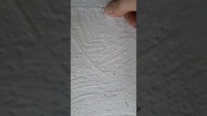 Убираем ненужные отверстия в стене после  дюбелей.