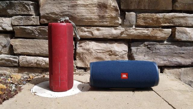 UE MEGABOOM VS JBL CHARGE 4!! (sound test 100% volume and my opinion) смотреть онлайн