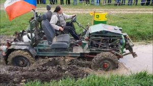 Шоу и гонки на тракторах по грязи