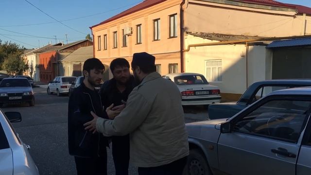 Ситуация перед мечетью после призыва (Азана) на молитву смотреть онлайн